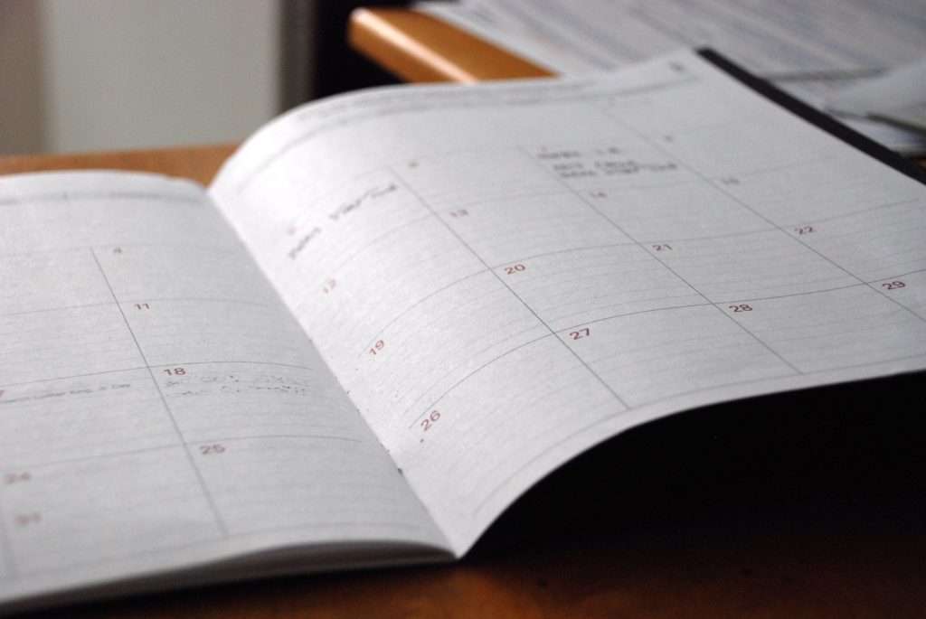 Agenda con una página abierta con los días de la semana
