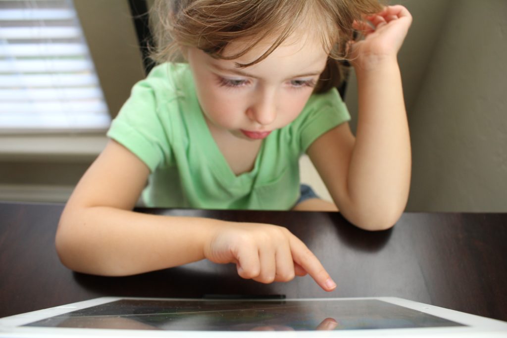 Niño aprendiendo con una tablet entender la dislexia